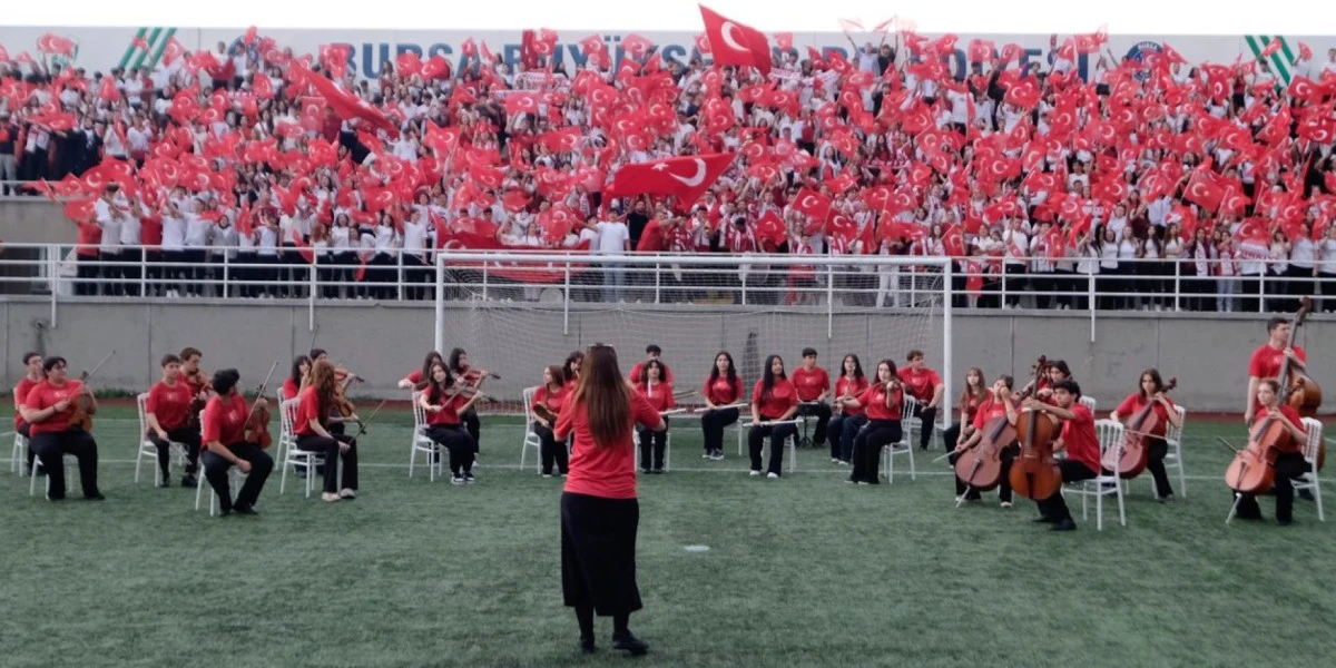 A MİLL&Icirc; FUTBOL TAKIMI BESTE YARIŞMASININ KAZANANI BELLİ OLDU: "BİZİM &Ccedil;OCUKLAR"