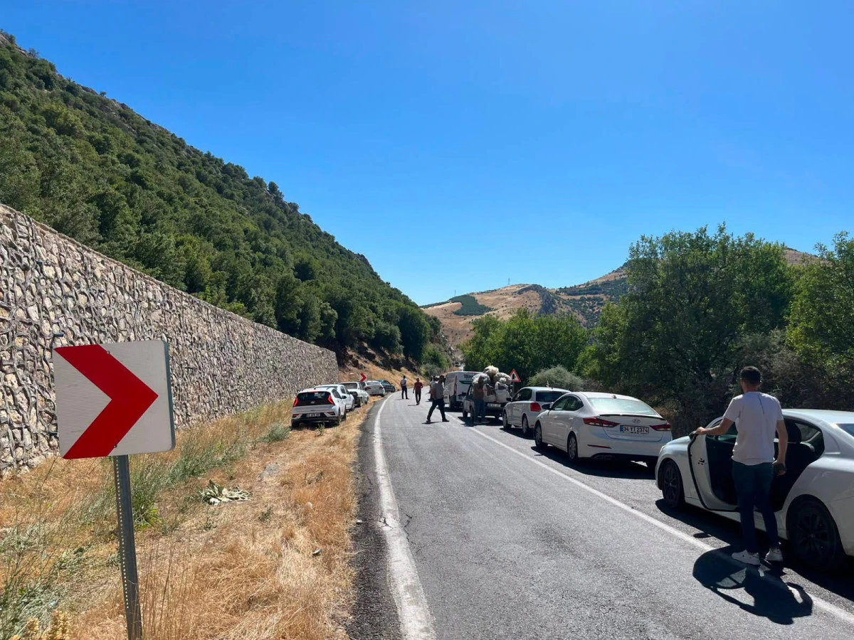 Adıyaman-&Ccedil;elikhan Yolunda Trafik Kontroll&uuml; Sağlanıyor