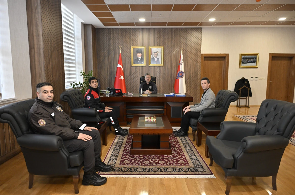 Adıyaman Emniyet M&uuml;d&uuml;r&uuml; Personelle Birebir G&ouml;r&uuml;şmelerini S&uuml;rd&uuml;r&uuml;yor