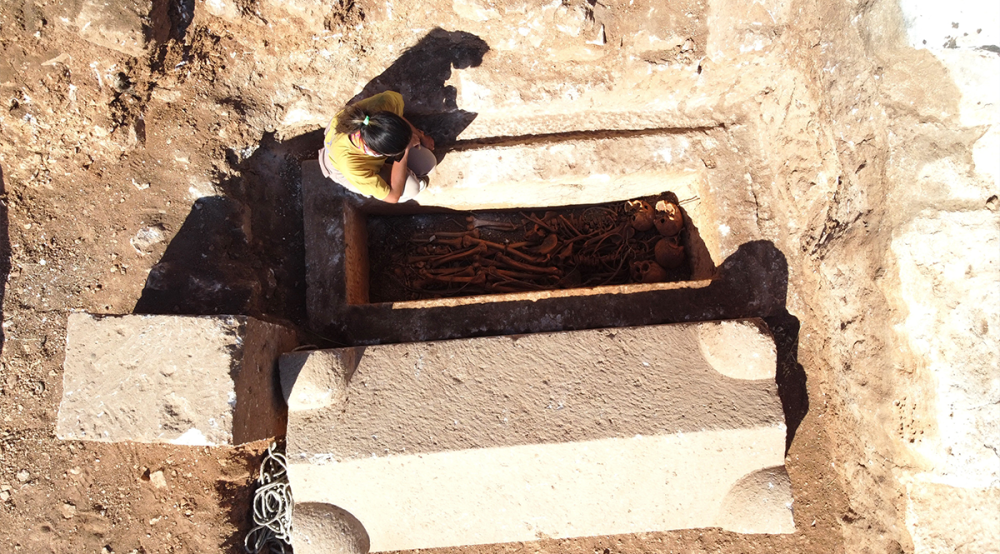 Adıyaman’da içerisinde 4 iskeletin bulunduğu bin 800 yıllık mezar bulundu