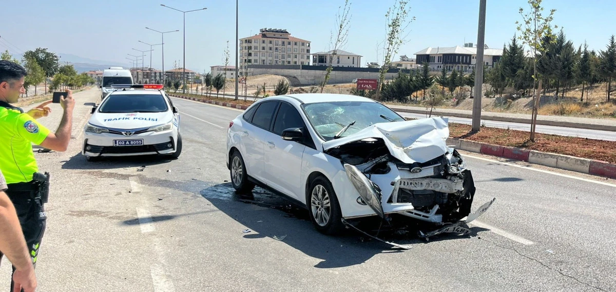 Adıyaman’da İki Otomobil Çarpıştı:  2 Yaralı   