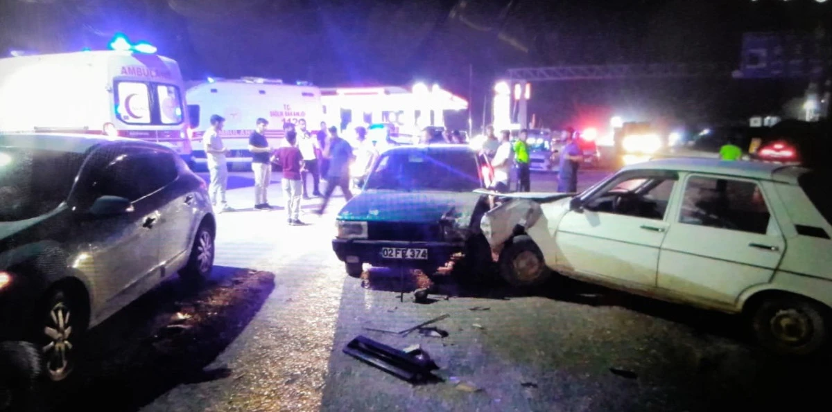 Adıyaman'da, İki Otomobil Çarpıştı: 5 Yaralı   