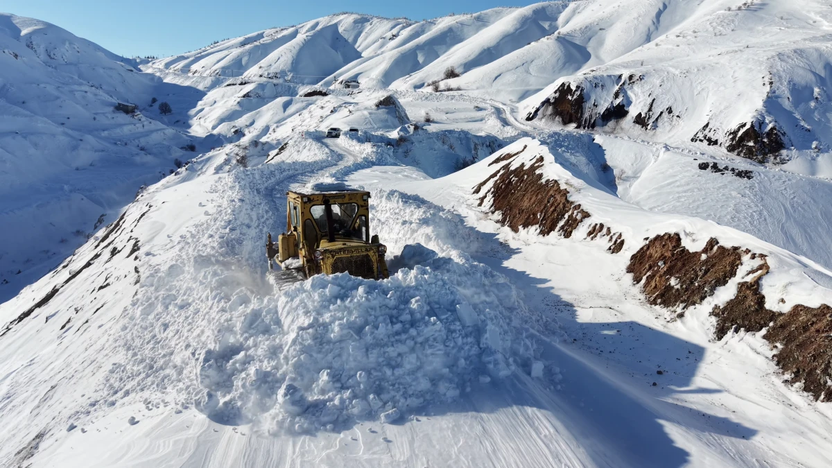 Adıyaman&rsquo;da Kırsalda Karla M&uuml;cadele Aralıksız S&uuml;r&uuml;yor