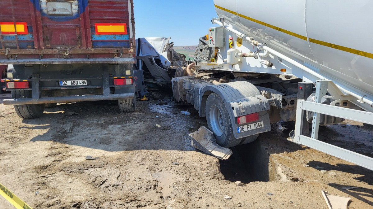 Adıyaman'da kum yüklü kamyon 2 tıra çarptı: 1 ölü, 1 yaralı   