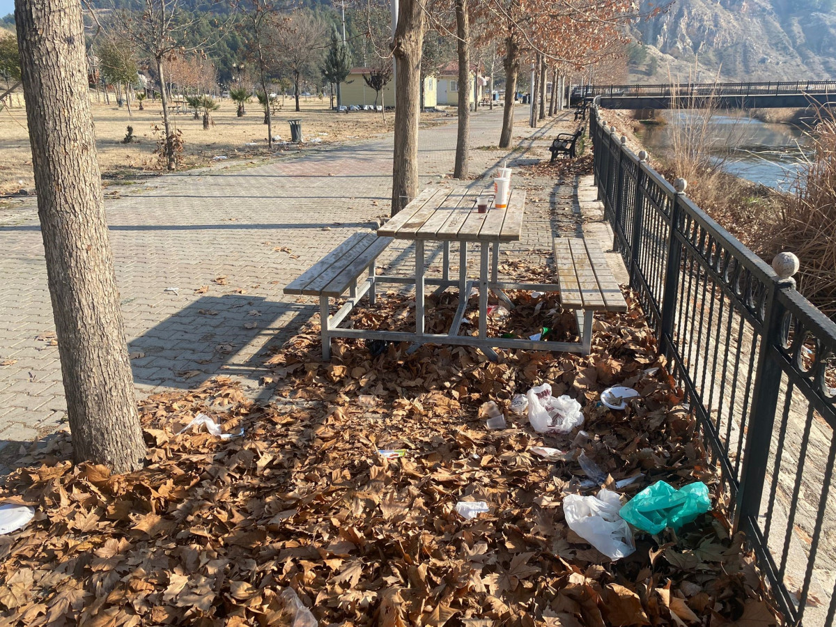 Adıyaman’da, mesire alanı içerisine rast gele atılan çöpler tepkilere neden oldu.