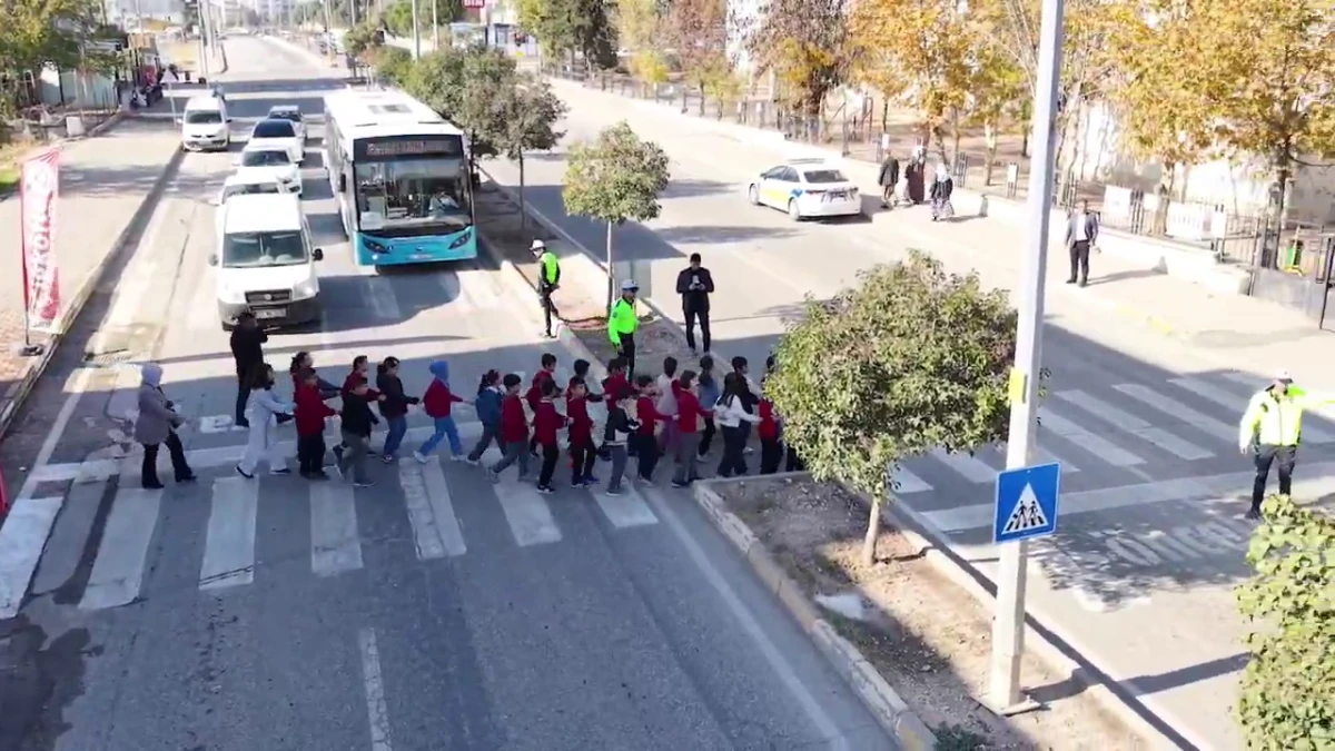 Adıyaman’da Öğrencilere “Güvenli Okul Geçidi” Eğitimi Verildi