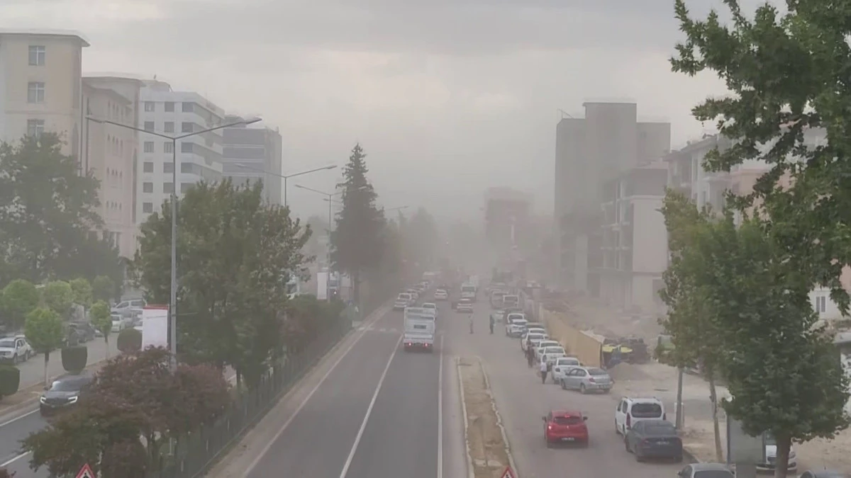 Adıyaman'da Önce Toz Taşınımı Sonra Yağmur Etkili Oldu   
