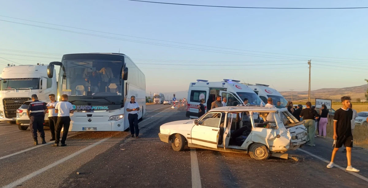 Adıyaman'da Otobüs İle Otomobil Çarpıştı: 5 Yaralı  