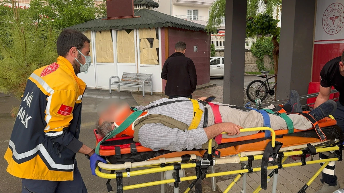 Adıyaman'da Otomobil Şarampole Savruldu: 4 Yaralı   