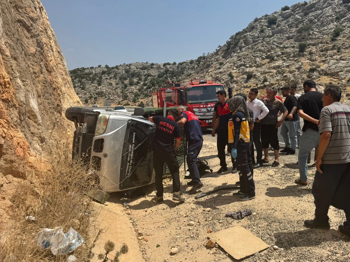 Adıyaman'da Şarampole Devrilen Kamyonetin Sürücüsü Yaralandı 