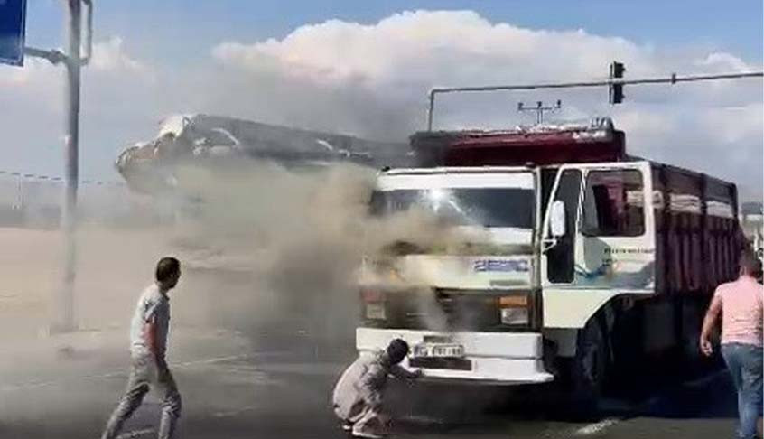 Adıyaman'da, seyir halindeki bir kamyon alev alarak yandı.