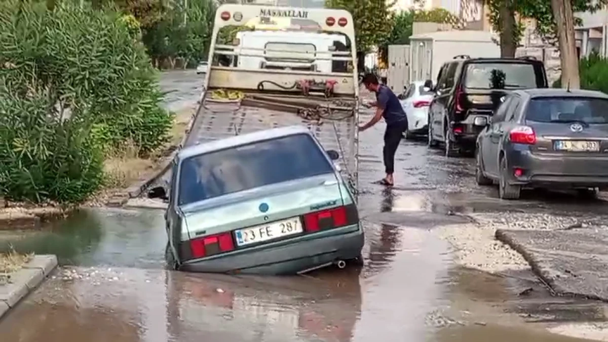 Adıyaman&rsquo;da Yol &Ccedil;&ouml;kt&uuml;: Otomobil &Ccedil;ukura G&ouml;m&uuml;ld&uuml;
