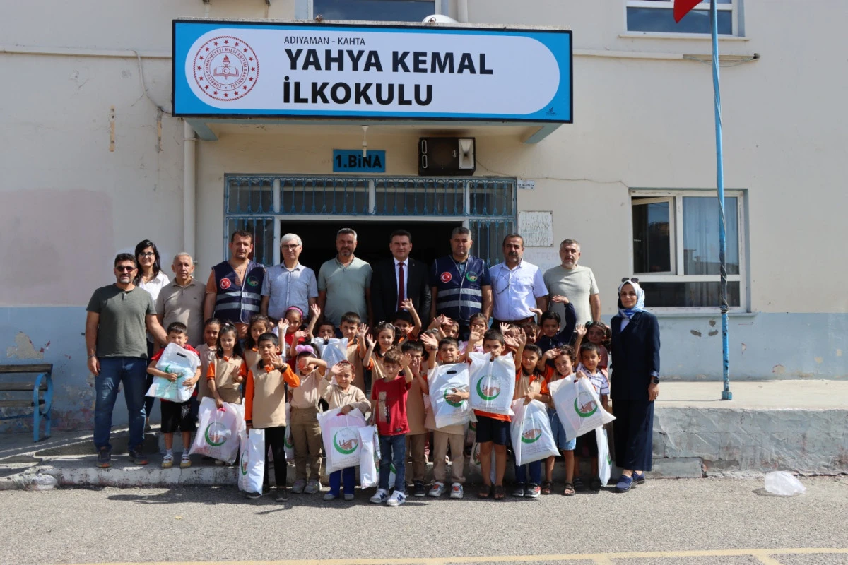 Adıyamanlılar Vakfı'ndan Yahya Kemal İlkokulundaki Öğrencilere Kırtasiye Yardımı 