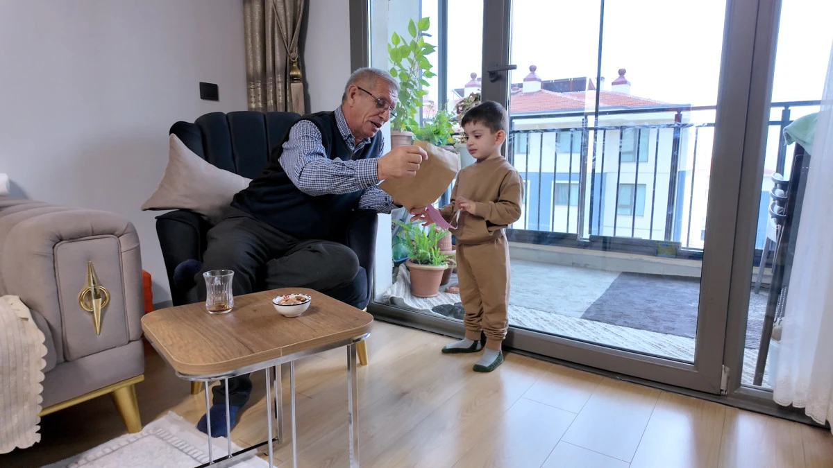 Ailesini Kaybeden Dede, Torunuyla Yeni Yuvada Hayata Başladı