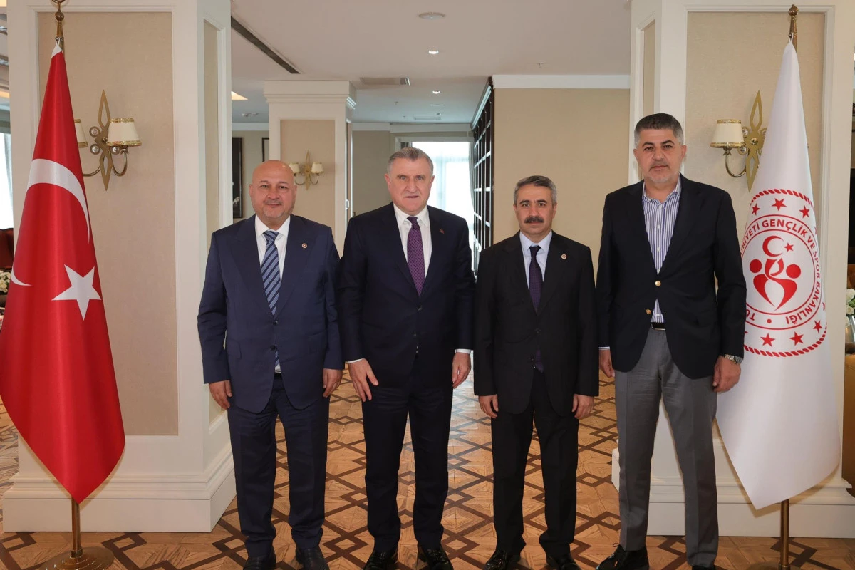AK Parti Adıyaman Milletvekilleri Mustafa Alkayış, İshak Şan ve Resul Kurt, Gençlik ve Spor Bakanı Sayın Osman Aşkın Bak’ı makamında ziyaret etti.