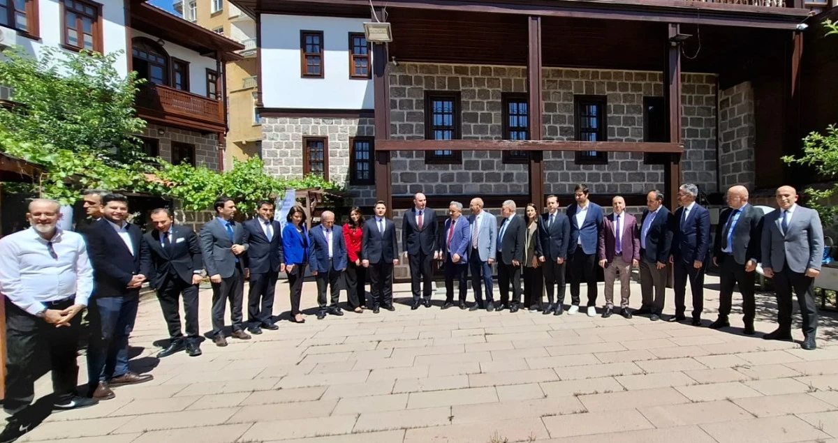 Ak Parti Genel Başkan Yardımcısı Büyükgümüş, Türkiye Basın Federasyonu’nun (TÜBAF) düzenlediği Anadolu Sohbetleri etkinliği kapsamında gazetelerin Temsilcileri ile bir araya geldi. 
