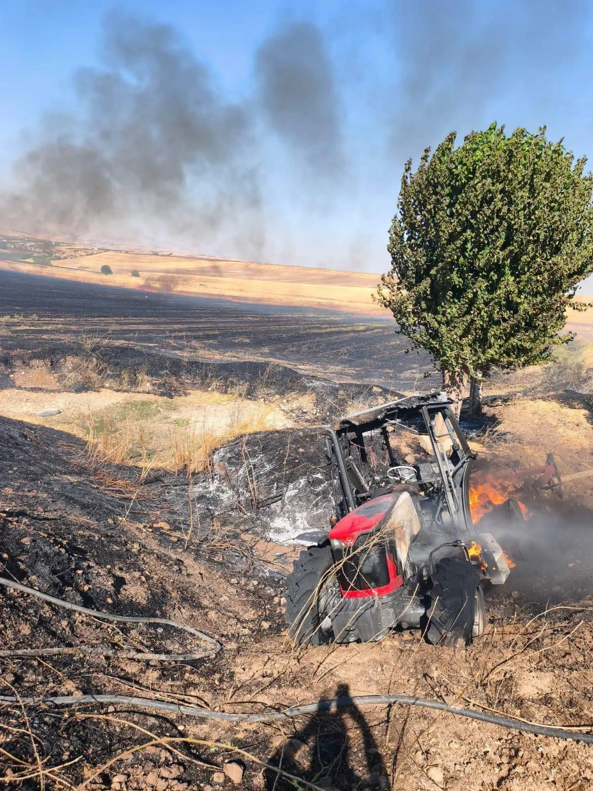 Anız Yangınına M&uuml;dahale Eden Trakt&ouml;r Alevlere Teslim Oldu