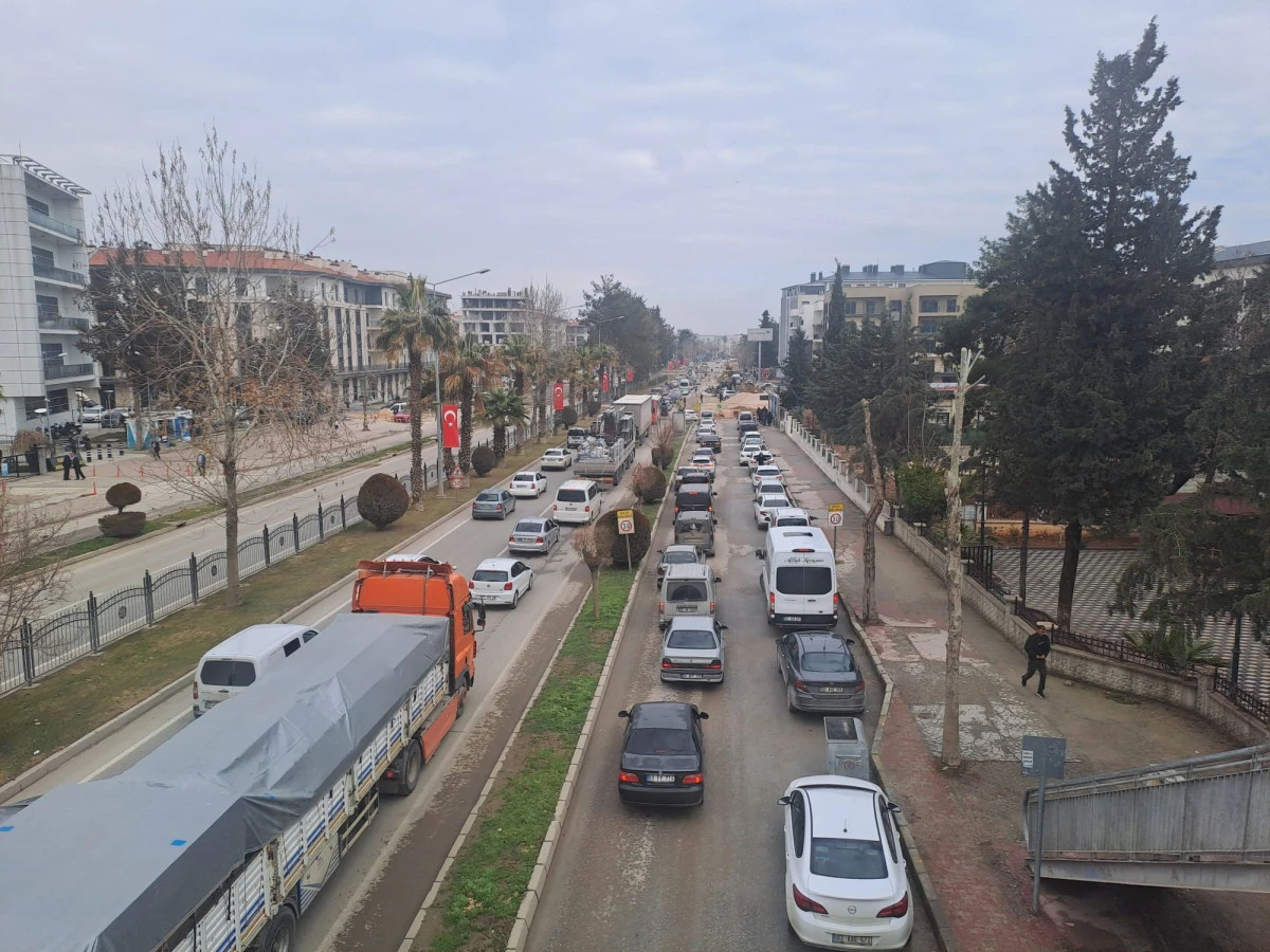 Atat&uuml;rk Bulvarı&rsquo;nda İstanbul&rsquo;u Aratmayan Yoğunluk