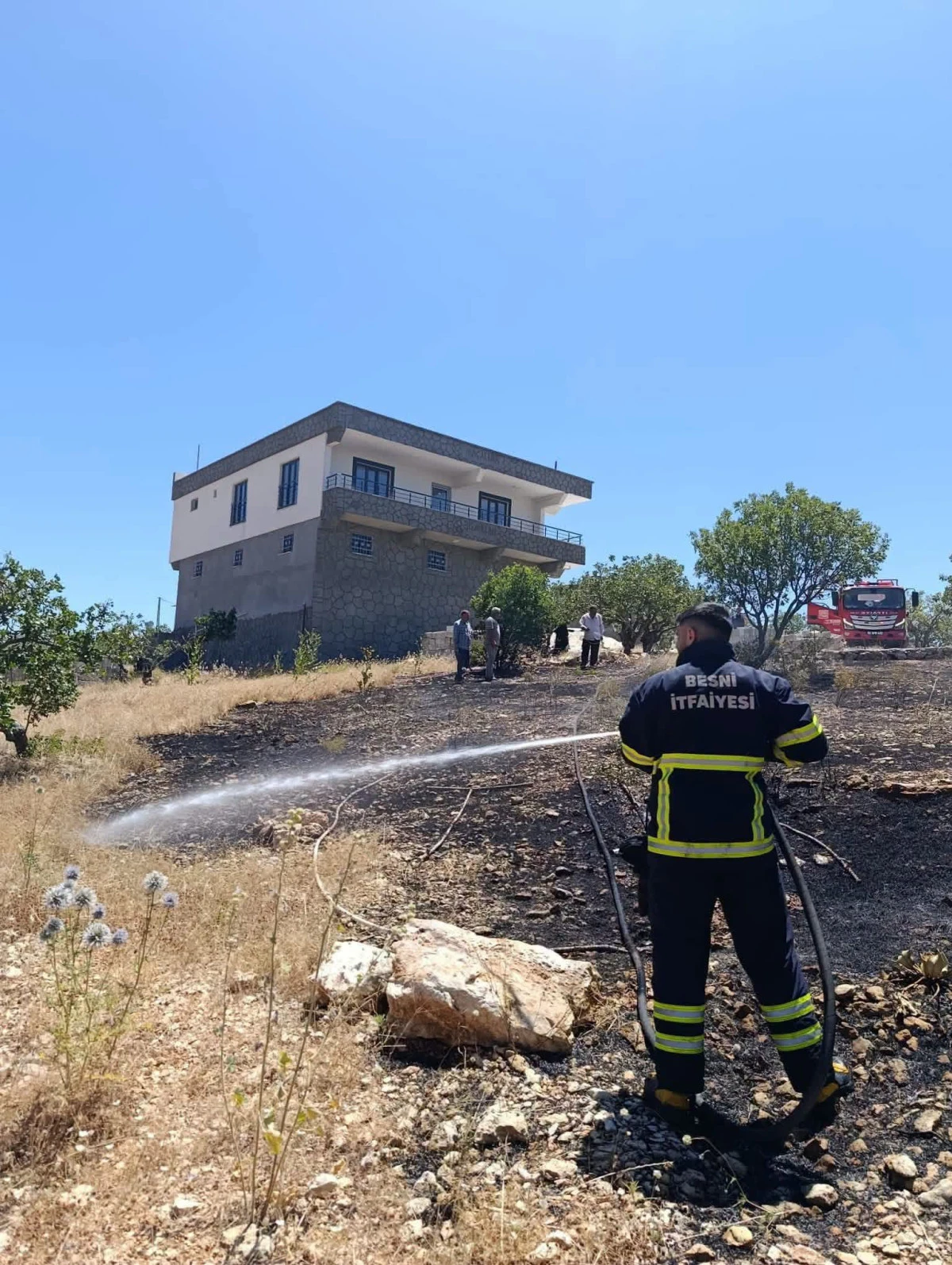 Bah&ccedil;e Yangını Alevler Evlere Sı&ccedil;ramadan Kontrol Altına Alındı
