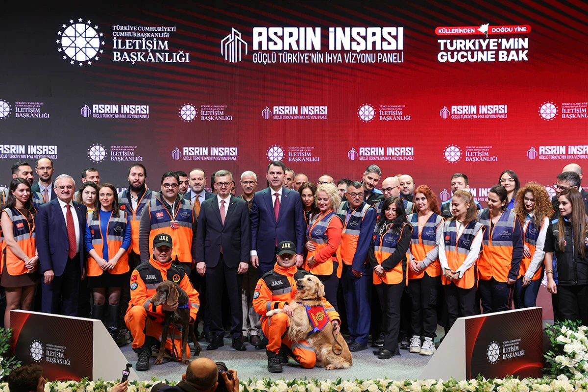 Bakan Kurum: &lsquo;&Ccedil;&ouml;p Kutusu G&ouml;ndermekle &Ouml;v&uuml;nmedik, Asrın İnşasını Yaptık&rsquo;