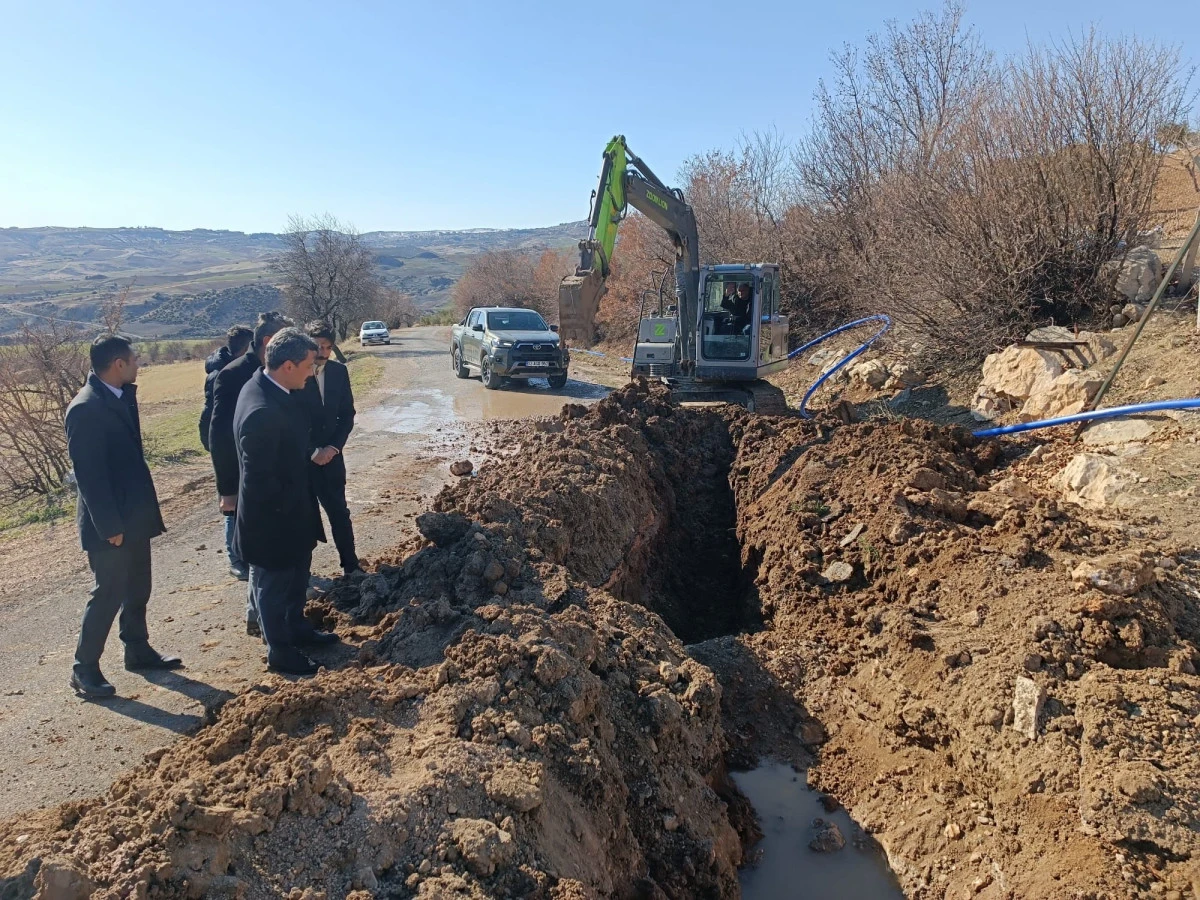 Besni Kaymakamı Aslan, Kızılhisar K&ouml;y&uuml;&rsquo;ndeki &Ccedil;alışmaları İnceledi