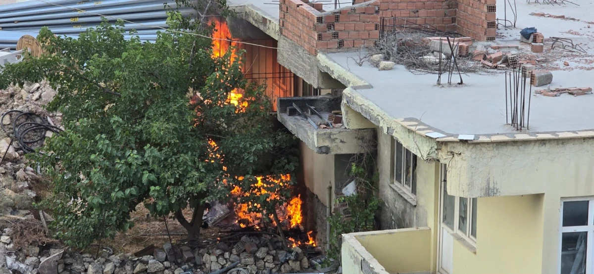   Besni’de Ev Yangını Paniğe Neden Oldu   
