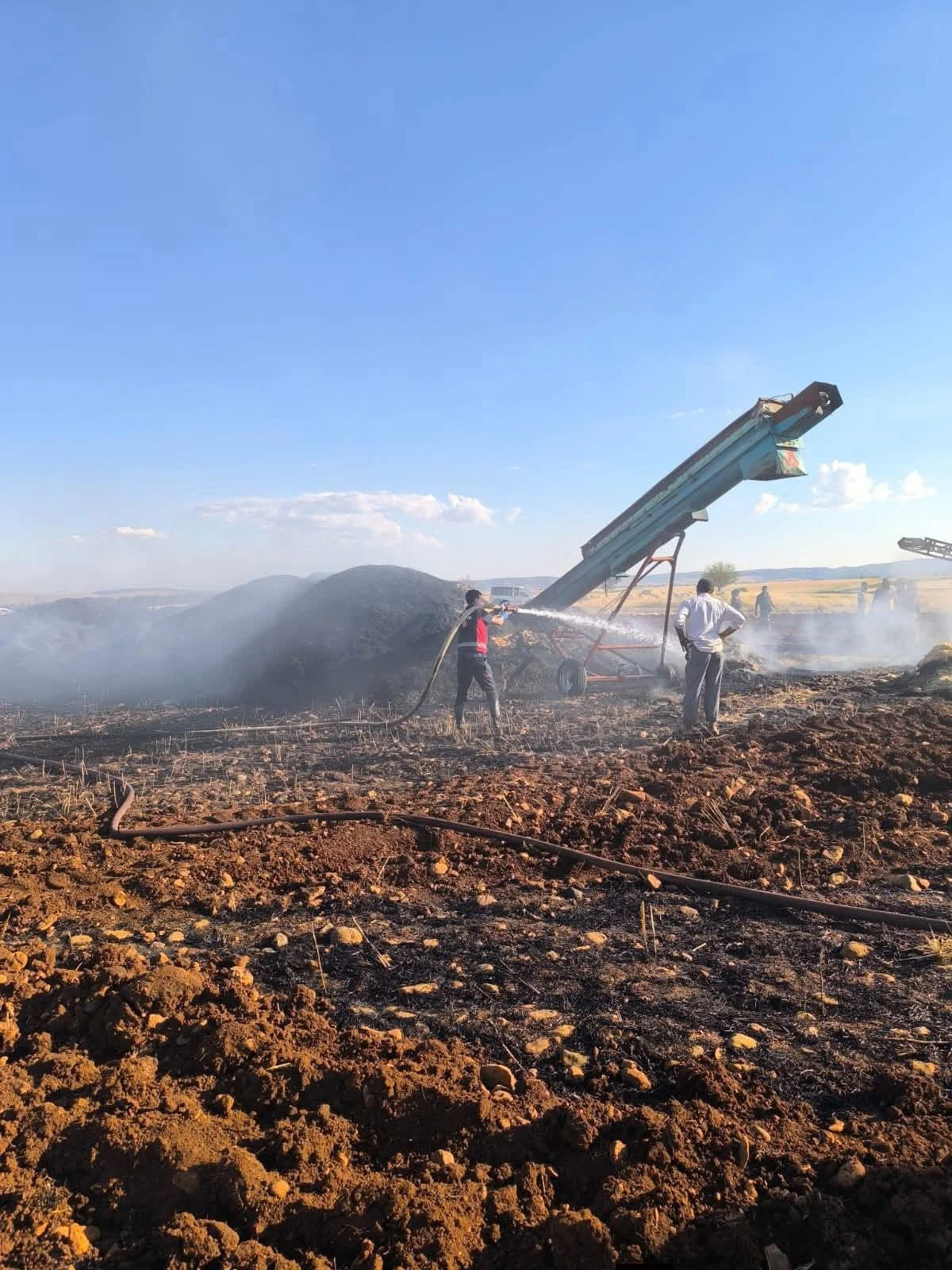 Besni&rsquo;de Saman Yangını Korkuttu: 80 Ton Saman K&uuml;le D&ouml;nd&uuml;