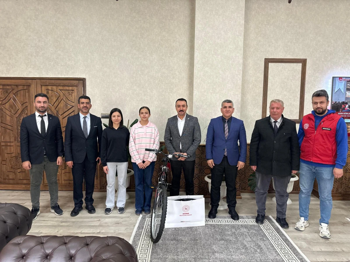 &Ccedil;elikhan Kaymakamlığı&rsquo;ndan Şiir Yarışması Başarısına &Ouml;d&uuml;l