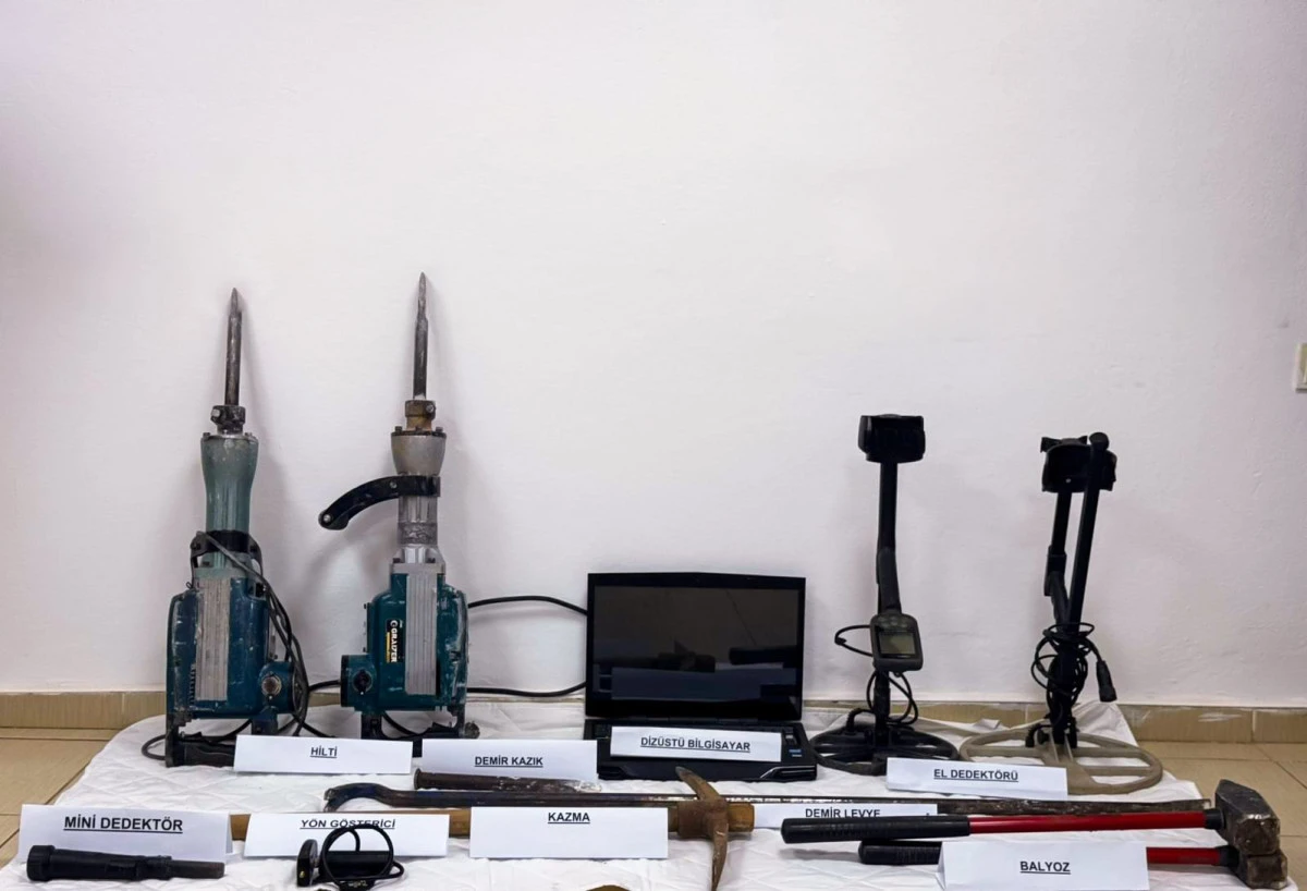 DEFİNE ARAYAN 3 ŞAHIS JANDARMAYA YAKALANDI