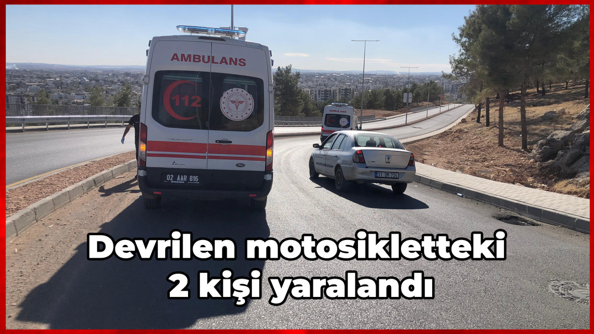 Devrilen motosikletteki 2 kişi yaralandı