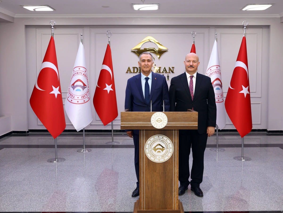 Eski Adıyaman Valisi &Ccedil;uhadar&rsquo;dan Vali K&uuml;&ccedil;&uuml;k&rsquo;e Nezaket Ziyareti
