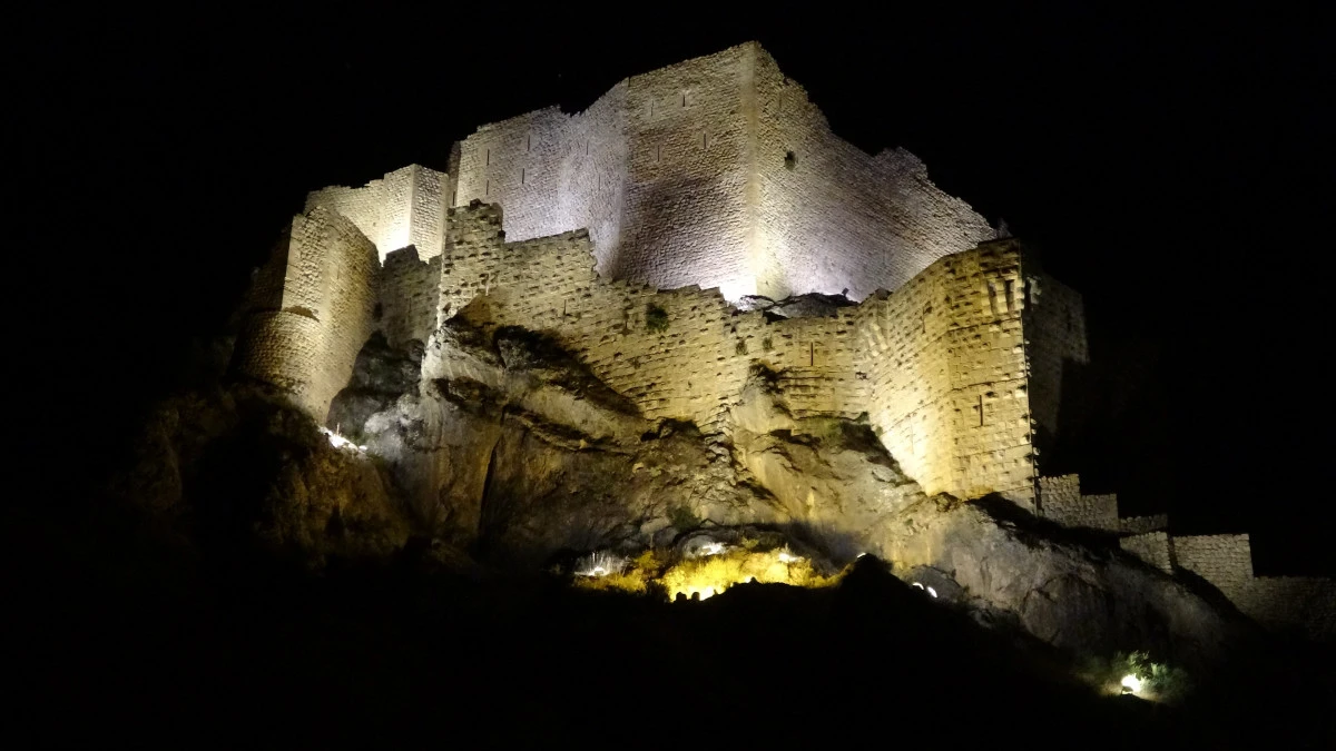 Eski Kahta Kalesi Gece Görüntüsüyle Hayran Bırakıyor   