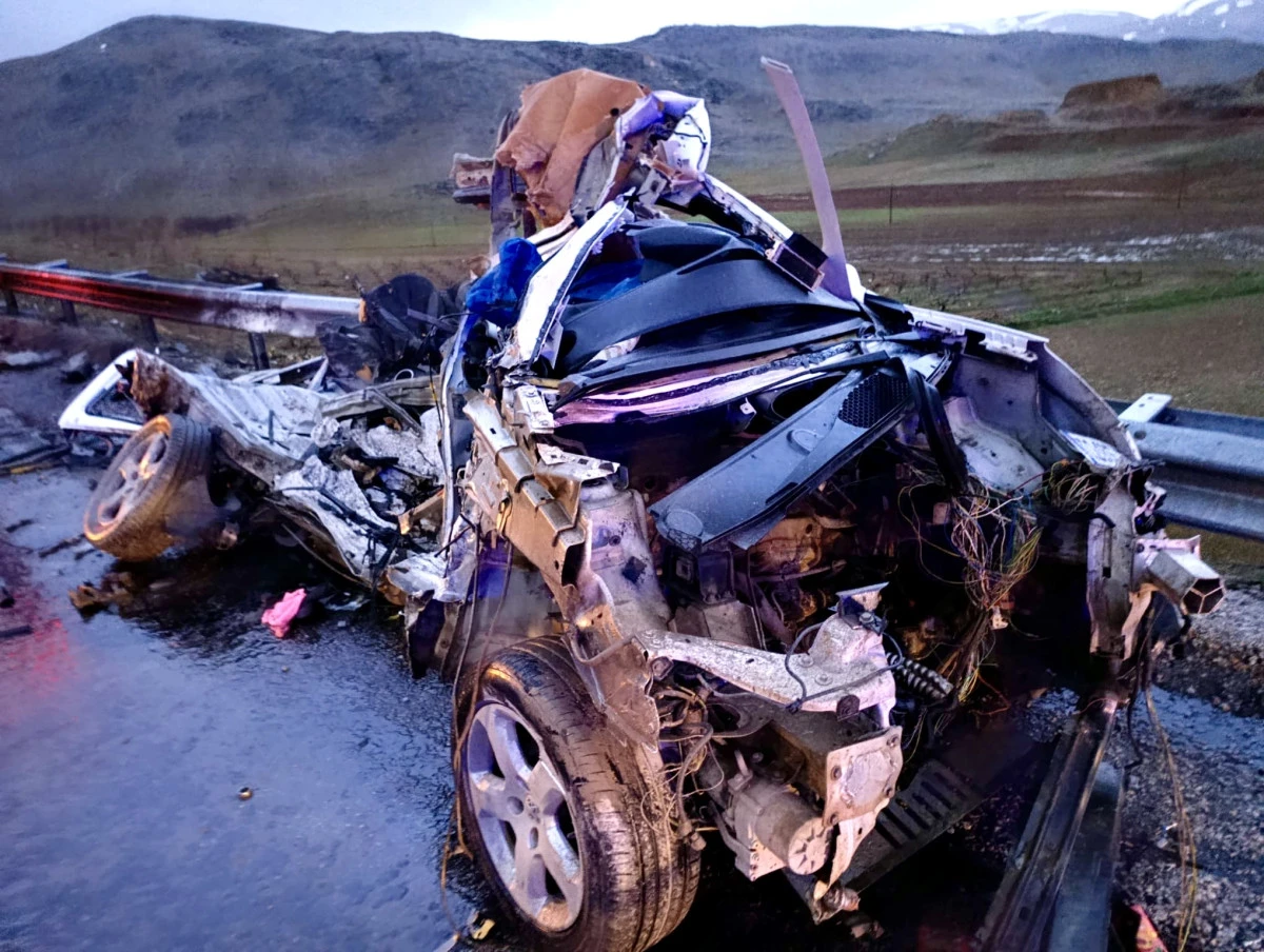 Feci Kaza: G&ouml;lbaşılı 3 Gen&ccedil; Hayatını Kaybetti