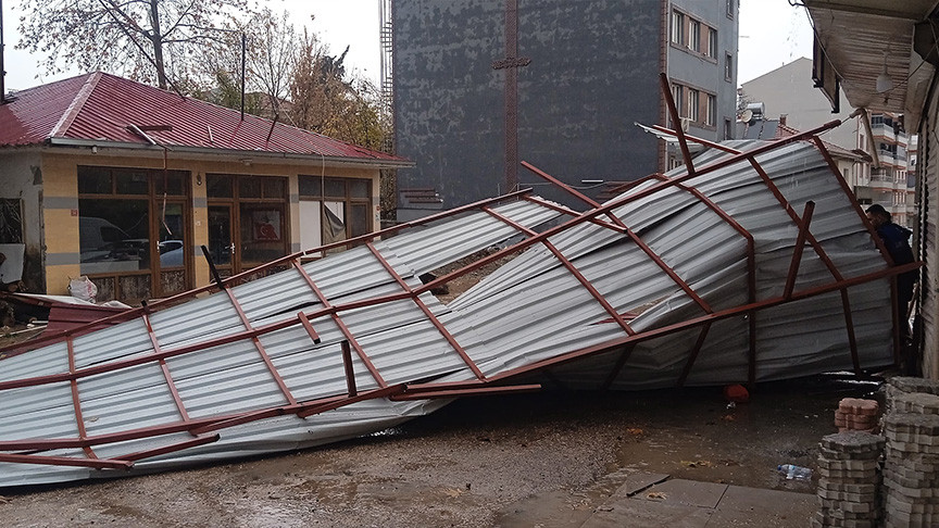 Gölbaşı İlçesinde Çatılar Uçtu