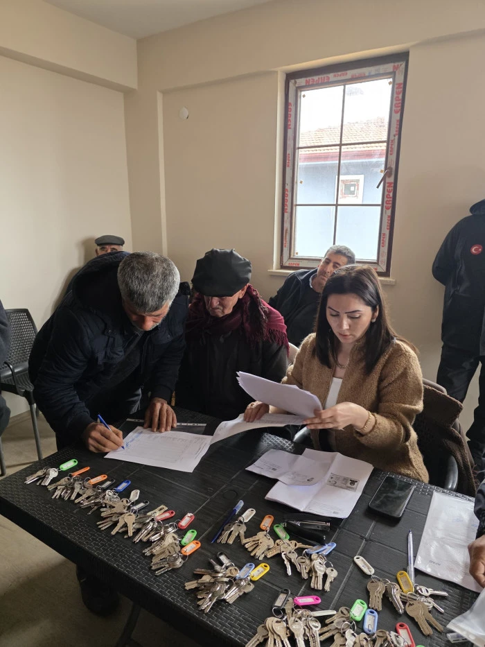 G&ouml;lbaşı&rsquo;nda 33 Deprem Konutu Hak Sahiplerine Teslim Edildi