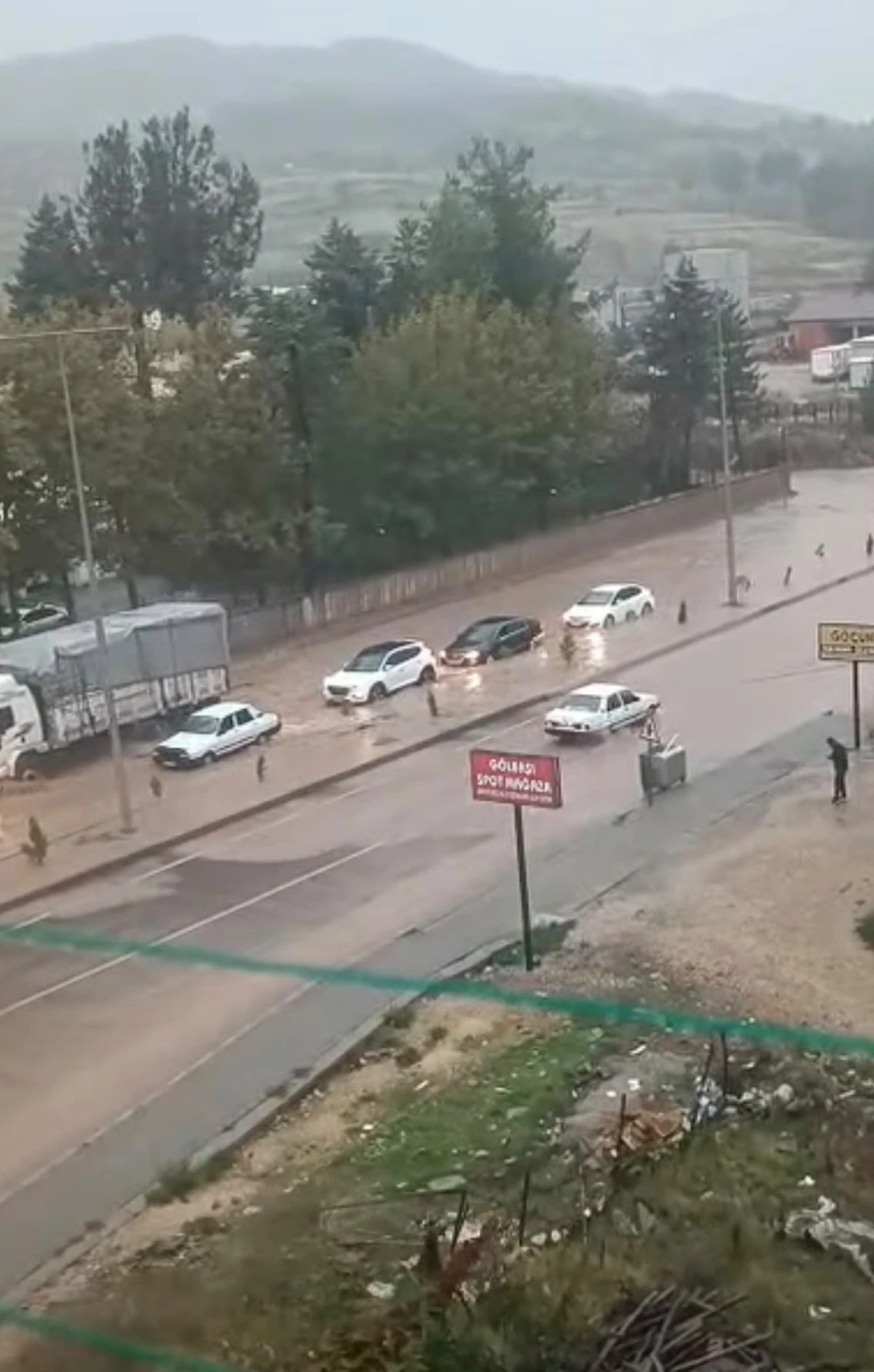 G&ouml;lbaşı&rsquo;nda Sağanak Yağış ile Yollar Dereye D&ouml;nd&uuml;