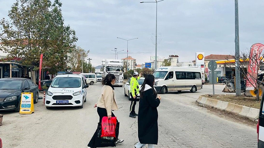 Gölbaşı’nda Yayalara Trafik Eğitimi Verildi