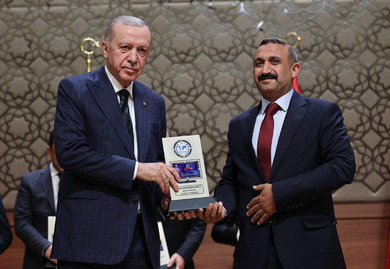 Gözde TV Ödülünü Cumhurbaşkanı Recep Tayyip Erdoğan'dan Aldı