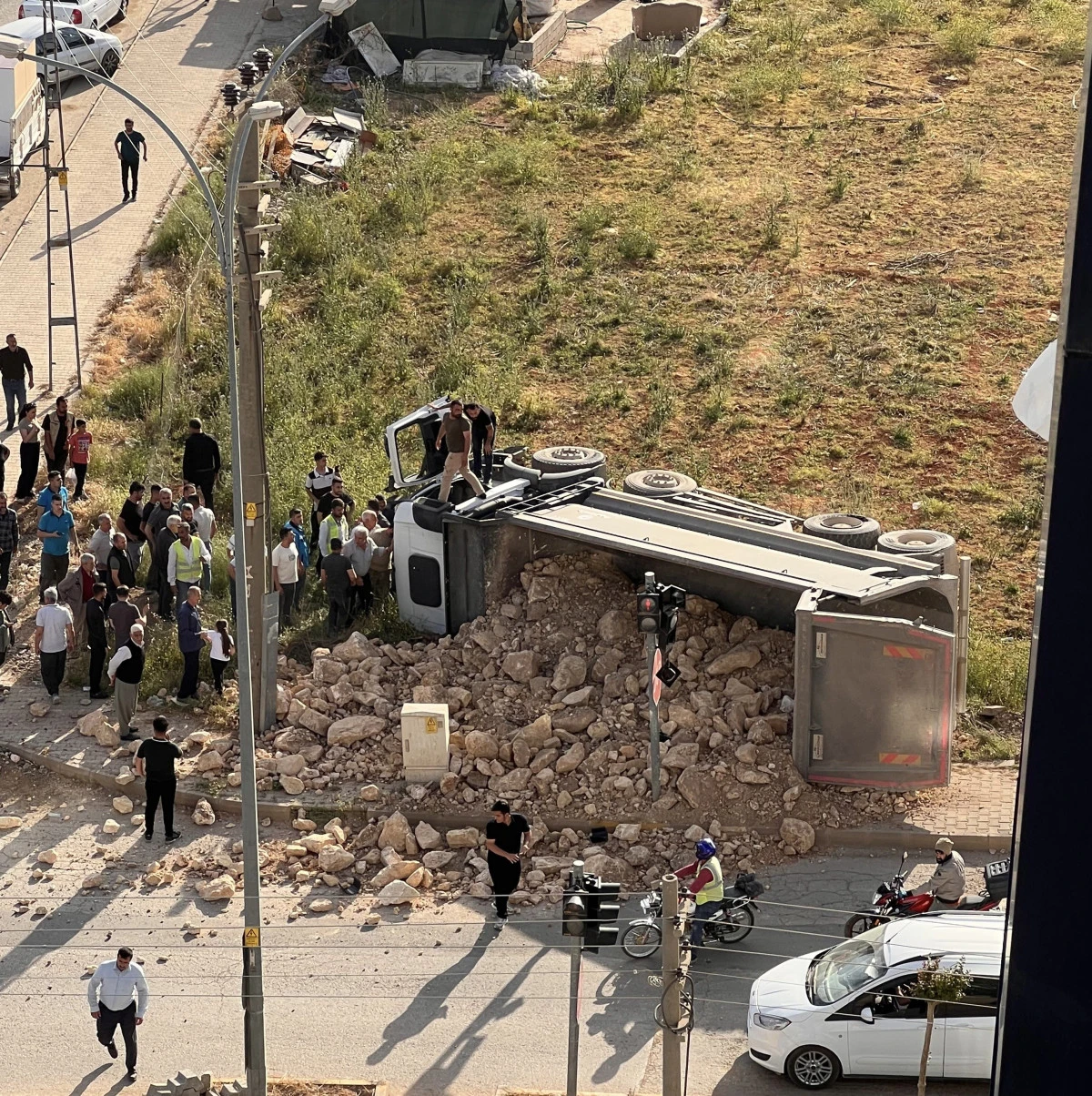 Hafriyat yüklü kamyon devrildi: 1 yaralı   