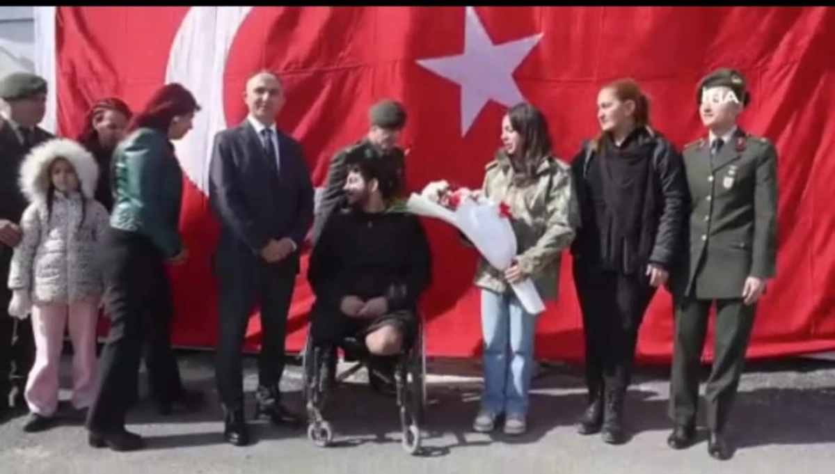 Hatay&rsquo;da duygulandıran buluşma: Depremzede Beliz, 3 yıldır sakladığı emanetin sahibiyle bir araya geldi