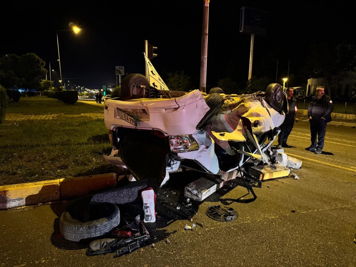 İki Otomobil Çarpıştı: 1'i Ağır 3 Yaralı   