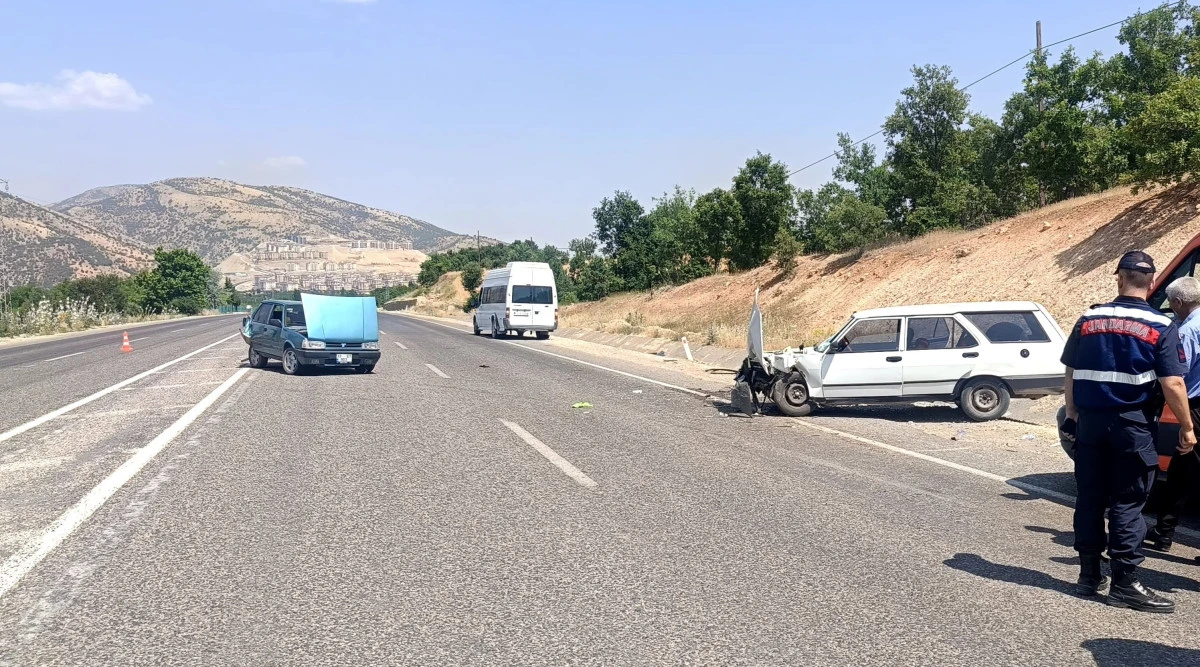 İki Otomobil Çarpıştı: 2 Yaralı   