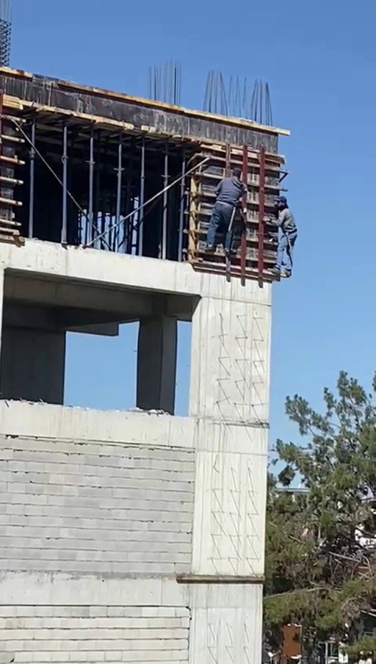 İnşaat İşçileri Canlarını Tehlikeye Atıyor   