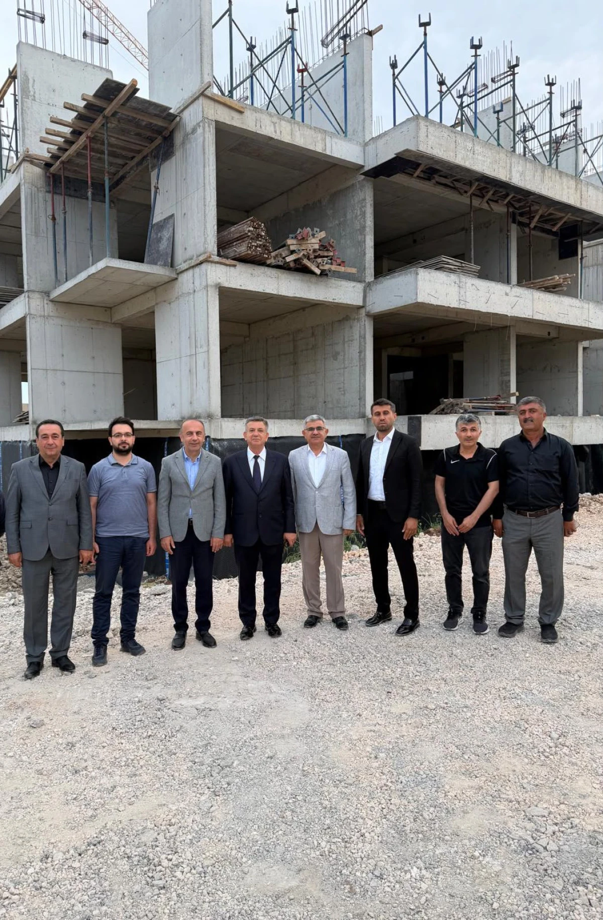 İş Adamı Erdemoğlu ile Rekt&ouml;r Keleş, Yapımı Devam Eden ADY&Uuml; Personel Lojmanlarında İncelemede Bulundu 