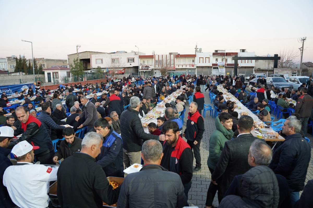 Kahta Belediyesi'nin iftar çadırına yoğun ilgi