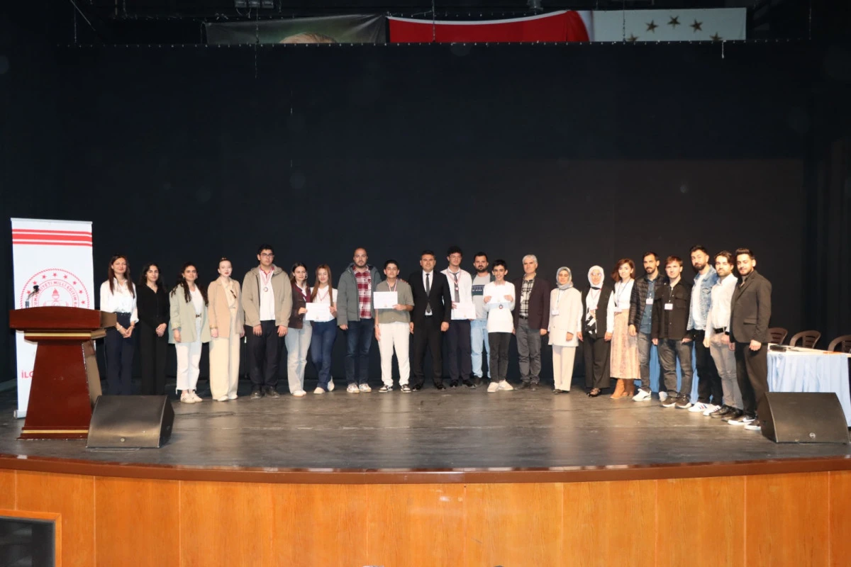 Kahta&rsquo;da İngilizce Dil Festivali Coşkusu: Lise &Ouml;ğrencilerinden G&ouml;z Dolduran Performanslar