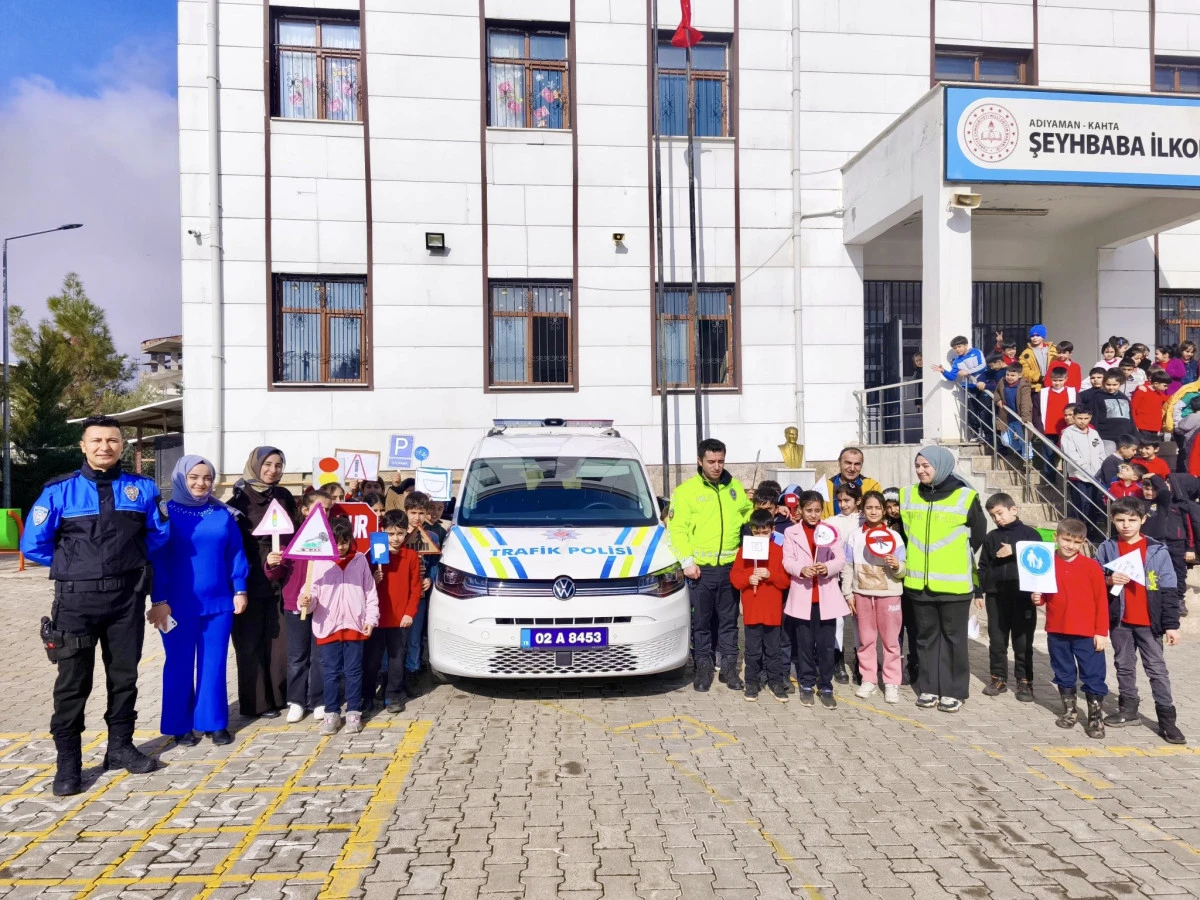 Kahta&rsquo;da &Ouml;ğrencilere Polislik ve Trafik Bilinci Eğitimi