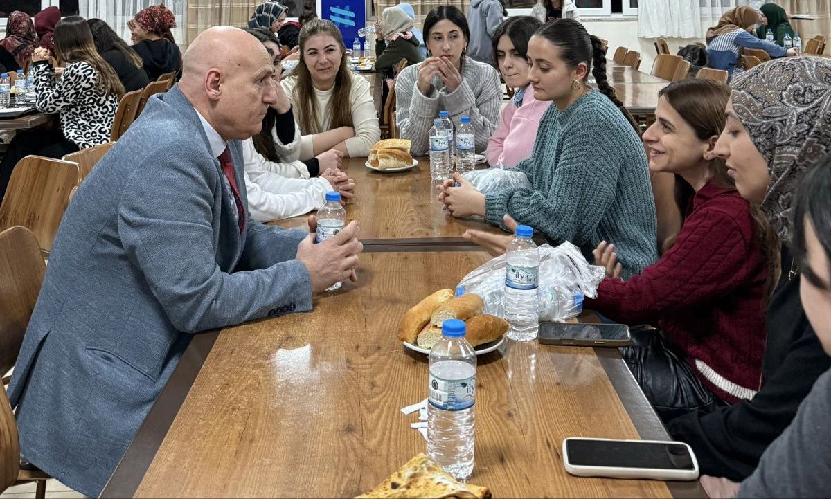 Kız &Ouml;ğrenci Yurdu&rsquo;nda &Ouml;ğrencilerle İftar Buluşması