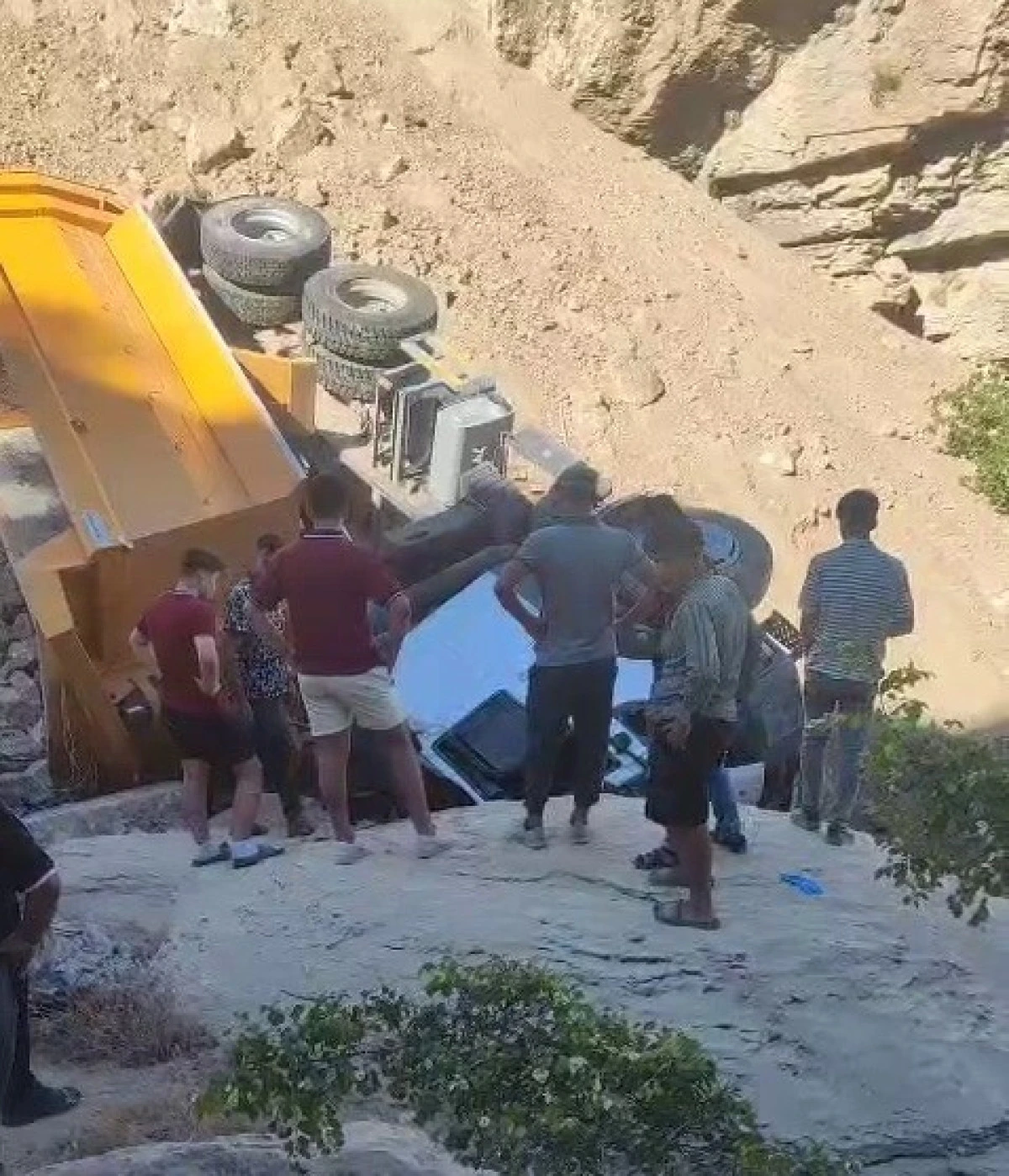 Kontrolden Çıkan Kamyon Uçuruma Düştü: 1 Ölü   