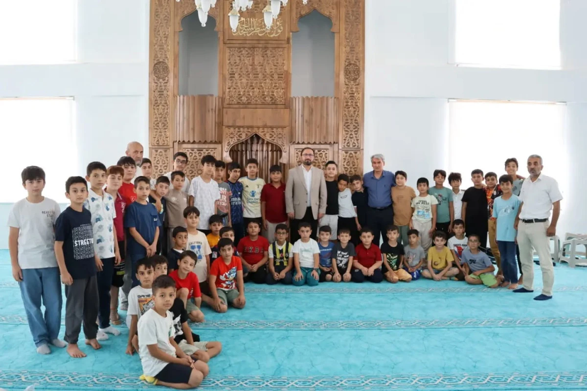Kur&rsquo;an Kursu &Ouml;ğrencilerine Kur&rsquo;an-ı Kerim Hediyesi